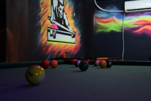 عکس با کیفیت میز بیلیارد